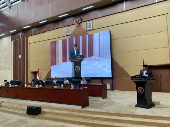 Walikota Tangsel Benyamin Davnie saat menjawab pandangan umum fraksi terhadap Raperda tentang Perubahan bentuk Badan Hukum Perseroan Terbatas Pembangunan Investasi Tangerang Selatan menjadi Perseroan Daerah, di paripurna, Rabu (8/3).