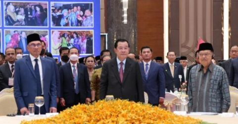 Wakil Presiden ke-10 dan 12 RI Jusuf Kalla bersama PM Kamboja Hun Sen (tengah) dan PM Malaysia Anwar Ibrahim (kiri) dalam acara buka puasa bersama warga Kamboja, Senin (27/3). (Ist)