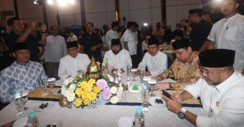 Turut hadir pada Bukber Nasdem diantara nya Mantan Wapres Jusuf Kalla Ketum Golkar Airlangga Hartarto dan Anies Baswedan. (Ist)