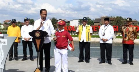 Presiden Jokowi saat meresmikan empat proyek yang berada di Kota Bandung dan Kabupaten Bandung pada Minggu (5/3). (Ist)