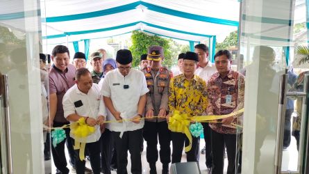 Wakil Wali Kota Tangsel Pilar Saga Ichsan didampingi tokoh masyarakat Suryadi Nian (ujung kanan, Camat Ciputat Timur Hamdani HS serta Camat Pamulang Mukroni.
