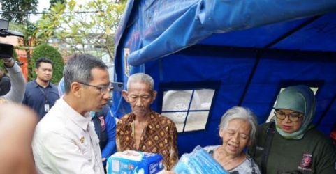 Pj Gubernur DKI Heru Budi Hartono saat mengunjungi posko di RPTRA Rawa Badak.