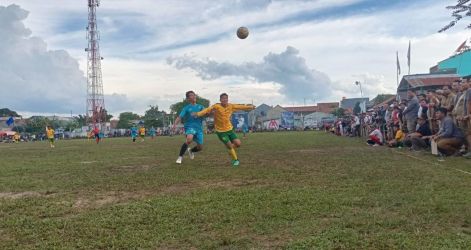 Pemain Ciputat, Rendi Siregar (kuning hijau) berduel dengan pemain Kancil Borneo.(Foto: dok/Panitia Bina Jaya Cup).