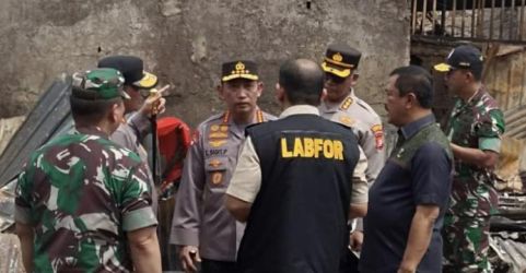 Kapolri Jenderal Listyo Sigit Prabowo saat berada di lokasi kebakaran depo Pertamina Plumpang.