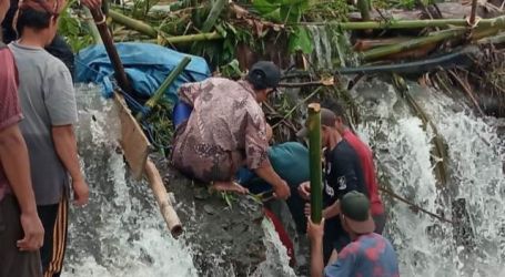 Warga sedang mengevakuasi jazad nenek Murnati