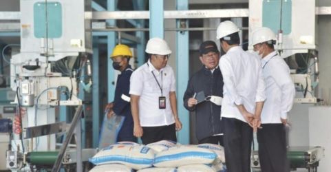 Presiden Jokowi saat meninjau Sentra Penggilingan Padi Bulog di Sragen, Jawa Tengah, pada Sabtu (11/3). (Foto : Setpres)