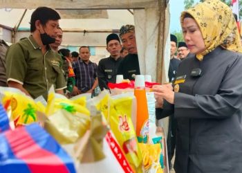 Bupati Serang saat meninjau Bazar Ramadhan di Kragilan. (Ist)