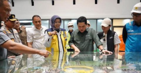 Ketua Umum PSSI Erick Thohir saat meninjau renovasi Stadion Gelora Bung Karno. (Ist)