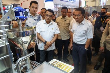 Pj Gubernur Banten Al Muktabar bersama Ketua KSP Moeldoko saat meninjau stand pada pameran Allfood Indonesia 2023 di ICE. (Foto : Humas Pemprov)