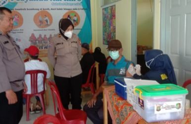 Polres Tangsel bersama dengan Polsek Ciputat Timur melakukan kegiatan pemeriksaan kesehatan gratis terhadap warga RW 05, Kelurahan Serua, Kecamatan Ciputat, Sabtu (18/3). (foto: Idral Mahdi)