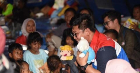 Relawan Perwira Pertamina sedang mendongeng untuk anak-anak pengungsi Plumpang. (Ist)