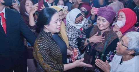 Ketua DPR Puan Maharani (kiri) menyapa kelompok perwakilan Pekerja Rumah Tangga (PRT) usai mengesahkan Rancangan Undang-Undang Perlindungan Pekerja Rumah Tangga (RUU PPRT) sebagai RUU Inisiatif DPR, di Jakarta. (Ist)