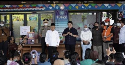 Wapres Ma'ruf Amin dan Menteri BUMN Erick Thohir saat berada di lokasi kebakaran Plumpang. (Ist)