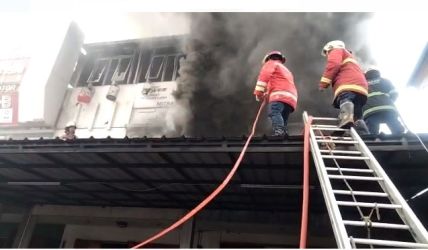 Cuplikan video detik-detik petugas pemadam kebakaran terjatuh saat memadamkan api di ruko yang terbakar.