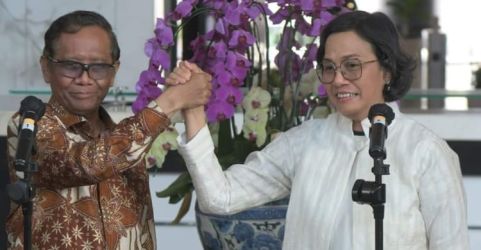 Menko Polhukam Mahfud MD bersama Menteri Keuangan Sri Mulyani.