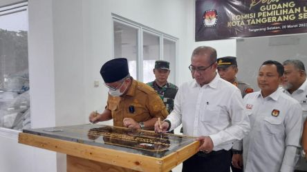 KPU Kota Tangsel bersama dengan Walikota Tangsel Benyamin Davnie meresmikan gedung logistik baru untuk KPU Tangsel dalam menghadapi Pemilu 2024.