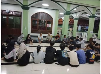 Bhabinkamtibmas Kelurahan Cipayung, Kecamatan Ciputat,  Bripka Uman Siswanto Bersama Ketua RW 01, Romli, memberikan imbauan kepada para  remaja untuk mencegah aksi tawuran.