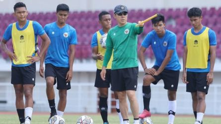 Para pemain U-20 saat menggelar latihan diawasi oleh STY