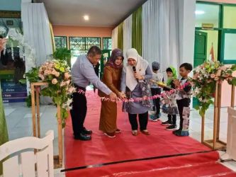 Taman Kanak-kanak (TK) Islam Al-Azhar BSD, Serpong, menggelar kegiatan Pameran dengan cara mendaur ulang barang-barang bekas hingga menjadi suatu hasil karya yang disesuaikan dengan Tema “Aku Sayang Bumi”