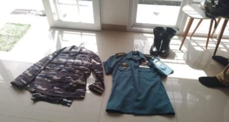 Atribut TNI berpangkat Letkol yang berhasil disita dari tangan Q. (Ist)