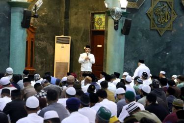Wali Kota Tangerang, Arief R Wismansyah ketika menghadiri pelaksanaan ibadah salat tarawih di Masjid Raya Al Azhom, Rabu (22/3) malam.