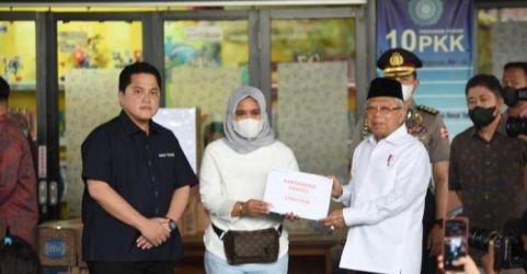 Wapres Ma'ruf Amin saat menyerahkan bantuan dari Pertamina diterima oleh Lurah Rawa Badak Selatan Suhaema.