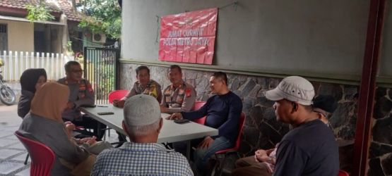 Polres Tangsel terus melakukan Jumat Curhat, dan kali ini Jumar Curhat mendatangi warga Perumaham BPI, RW 10, Kelurahan Pondok Benda, Kecamatan Pamulang, Jumat (24/3). (foto: Idral Mahdi)