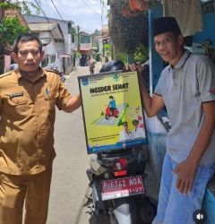 Lurah Cireundeu Win Fadlianta kiri bersama pengurus lingkungan Madinah, saat warga membutuhkan layanan ngider sehat.