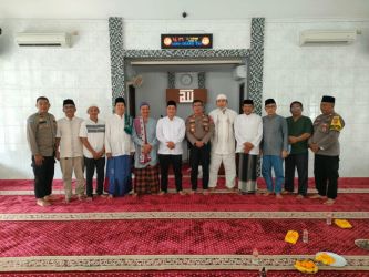 Kasat Samapta Polres Tangsel AKP Enung, beserta jajaranya yang melaksanakan kegiatan Jumat curhat di RW 022 Perumahan Villa Dago Pamulang, Kecamatan Pamulang, Jumat (3/3).