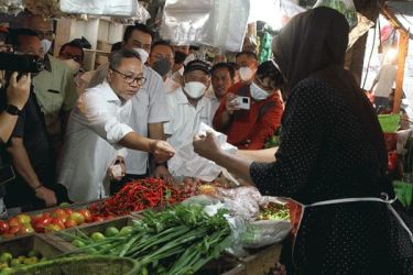 Menteri Perdagangan Zulkifli Hasan saat meninjau pasar tradisional. (Ist)