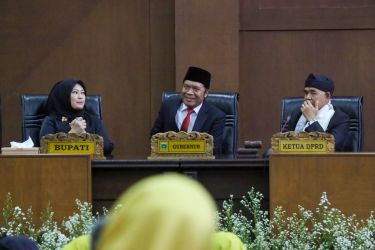 Pj Gubernur Banten Al Muktabar (tengah) saat hadir pada rapat Paripurna dalam rangka HUT ke 149 Kabupaten Pandeglang di Gedung DPRD Kabupaten Pandeglang.   foto : Ist