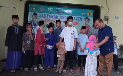 Penasehat ADS Goal Keeper, Kusman menyerahkan santunan untuk anak yatim.(Ist)