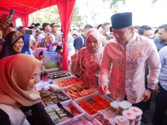 Ketua Umum Partai Demokrat, Agus Harimurti Yudhoyono didampingi istri, Annisa Pohan, saat berbelanja takjil di Wisata Kuliner Gedung Juang, Pandeglang, Senin (17/4/2023).(Ari Supriadi/Tangsel Pos)