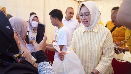 Airin Rachmi Diany saat menghadiri pasar murah di Kabupaten Tangerang, Sabtu (8/4). (Ist)