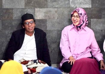 Airin Rachmi Diany bersama Pemimpin Ponpes Kampung Pondok KH Muhammad Abdul Rosyid Dahlan, Minggu (2/4). (IRM)