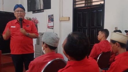 Anggota DPR RI Ananta Wahana tengah memberikan sosilaisasi empat Pilar kepada para kader PDI Perjuangan Kota Tangsel, Rabu (12/4). (dra)