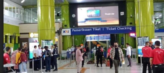 Suasana pembelian tiket di Stasiun Gambir