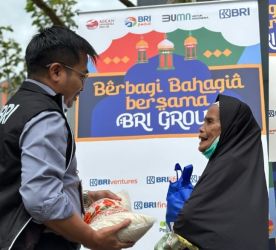 Nampak pegawai Bank BRI saat memberikan sembako. Foto: Ist