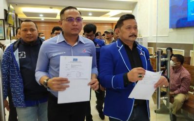 Ketua DPC Partai Demokrat Kota Tangsel Julham Firdaus saat mendatangi Pengadilan Negeri (PN) Tangerang, untuk meminta perlindungan hukum terkait pengurusan sah Partai Demokrat.  (Idral Mahdi/Tangselpos)