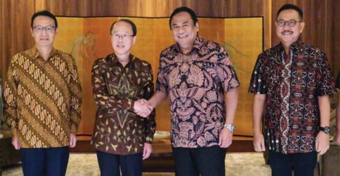 Wakil Ketua DPR Rachmat Gobel (kedua kanan) saat menjamu Penasihat Senior The Building Center of Japan Hiroto Izumi (kedua kiri) dan Duta Besar Jepang untuk Indonesia Kenji Kanasugi (kiri). (Ist)
