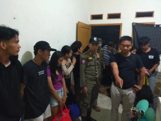 Satpol PP Kota Tangsel melakukan penggerbekan fi Pamulang terhadap kos-kosan yang diduga menjadi tempat prostitusi di Pamulang. (dra)