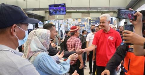 Gubernur Jawa Tengah Ganjar Pranowo saat berada di Stasiun Pasar Senen menemui pemudik yang hendak pulang kampung.  Foto : Ist