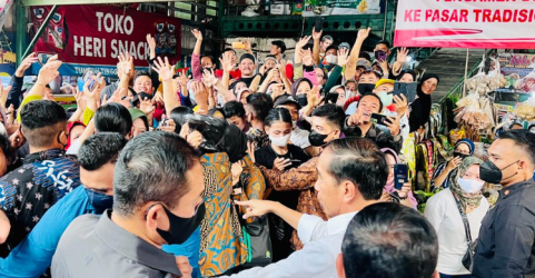 Presiden Jokowi saat meninjau Pasar Tugu, Depok, Kamis (13/4)  foto : Setpres