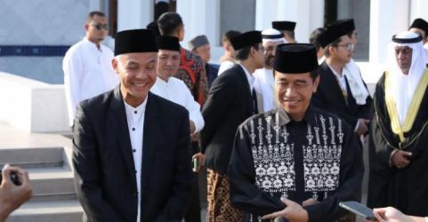 Presiden Jokowi dan Ganjar Pranowo saat sholat ied di Solo, Jawa Tengah. Foto : Setpres