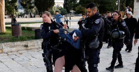 Polisi perbatasan Israel menahan seorang wanita di kompleks Al-Aqsa, yang juga dikenal umat Yahudi sebagai Temple Mount, saat terjadi ketegangan dan bentrokan dengan warga Palestina di Kota Tua Yerusalem, 5 April 2023. (Ist)