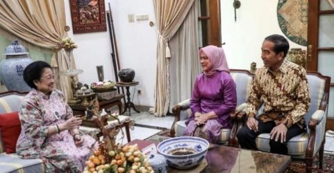 Prediden Jokowi bersama Ibu Negara Iriana saat berkunjung dikediaman Megawati Soekarnoputri di Tengku Umar. Foto : Setpres