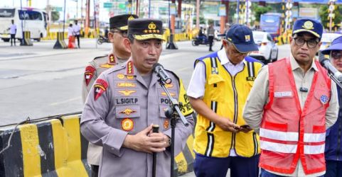 Kapolri Jenderal Listyo Sigit Prabowo bersama Menhub Budi Karya Sumadi saat meninjau arus mudik, di Pelabuhan Bakauheni, Lampung, Kamis (20/4).    Foto : Ist