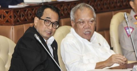 Menhub Budi Karya dan Menteri PUPR saat mengikuti rapat dengan Komisi V DPR  foto : Ist