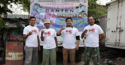 Aksi sosial Komunitas Sopir Truk Banten merenovasi MCK di Batuceper, Tangerang. (Ist)