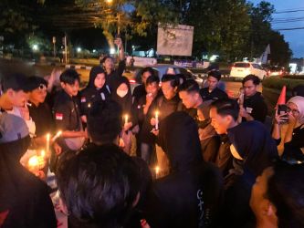 Kumandang PW Serang, menggelar doa bersama dan menyalakan lilin di depan Gedung DPRD Pandeglang, Sabtu (1/4/2023).(Istimewa)
